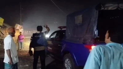 ঘটনাস্থলে গিয়ে পরিস্থিতি নিয়ন্ত্রণে আনে পুলিশ