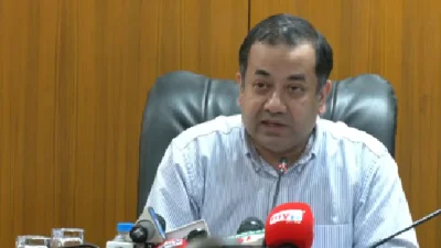 কথা বলছেন তথ্য প্রতিমন্ত্রী ইয়াসের খান চৌধুরী
