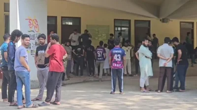 চুয়েটের উপাচার্য ভবনের সামনে অবস্থান নিয়ে বিক্ষোভ করছেন আন্দোলনরত শিক্ষার্থীরা