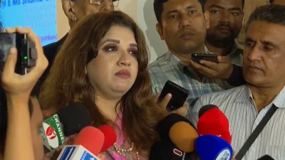 সাংবাদিকদের সঙ্গে কথা বলছেন শামা ওবায়েদ ইসলাম
