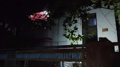 এই ভবন থেকে বৃদ্ধার অর্ধগলিত মরদেহ উদ্ধার করেছে পুলিশ