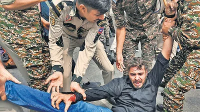 রবিবার বিক্ষোভের সময় আন্দোলনকারীদের আটক করা হয়। ছবি: হিন্দুস্তান টাইমস