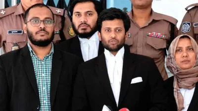 আন্তর্জাতিক অপরাধ ট্রাইব্যুনাল প্রাঙ্গণে সাংবাদিকদের সঙ্গে কথা বলেন প্রসিকিউটর গাজী এম এইচ তামিম