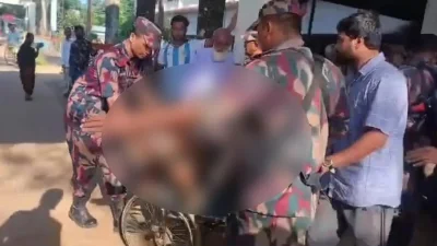 আহত যুবককে উদ্ধার করে হালুয়াঘাট স্বাস্থ্য কমপ্লেক্স নিয়ে যাচ্ছেন বিজিবি সদস্যরা