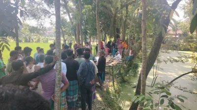 ঘটনাস্থলে জড়ো হন আশপাশের লোকজন