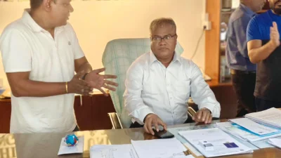 নিজের দফতরে চেয়ারে বসে রয়েছেন উপাচার্য অধ্যাপক শেখ শরীফুল আলম