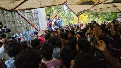 চট্টগ্রাম প্রকৌশল ও প্রযুক্তি বিশ্ববিদ্যালয়ের (চুয়েট) উপাচার্য অধ্যাপক ড. শেখ শরীফুল আলমকে উপাচার্য ভবনের ভেতরে রেখে বাইরে থেকে তালা দিয়েছেন আন্দোলনকারী শিক্ষার্থীরা