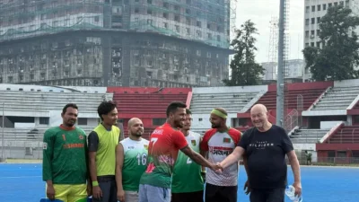 কোচ পিটার গেরহার্ডের সঙ্গে করমর্দন করছেন জিমি।