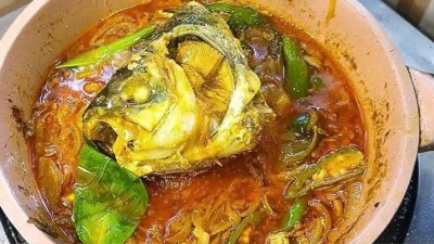 মাছের মাথা দিয়ে টমেটো ঝোল (ছবি: সংগৃহীত)