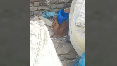 একটি ভ্যানিটি ব্যাগের ভেতর বোমা সদৃশ বস্তু