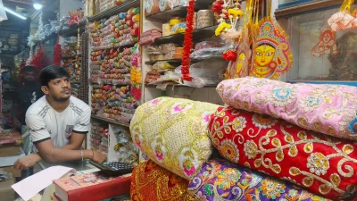 ঢাকার শাঁখারীবাজারে দোকানগুলো পসরা সাজিয়েছে পূজার পণ্য নিয়ে। ছবি: বাংলা ট্রিবিউন