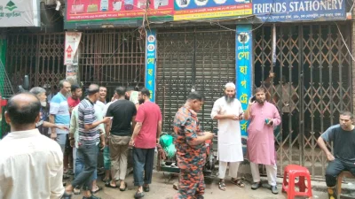 আগুন লাগা ভবনের সামনে উদ্বেগ-উৎকণ্ঠায় ব্যবসায়ীরা