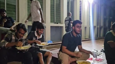 উপাচার্যের কার্যালয়ের বাইরে রাতের খাবার খাচ্ছেন আন্দোলনরত শিক্ষার্থীরা। ছবি: সংগৃহীত