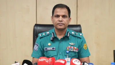 সংবাদ সম্মেলনে বক্তব্য  রাখছেন ডিএমপির যুগ্ম কমিশনার ফারুক হোসেন