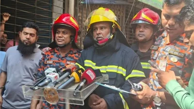 চকবাজারের মনসুর খান প্লাজায় আগুনের ঘটনায় ব্রিফিংয়ে ফায়ার সার্ভিস ও সিভিল ডিফেন্সের সহকারী পরিচালক কাজী নজমুজ্জামান