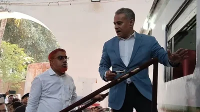 নিম্নমানের কাজ দেখে কর্মকর্তার ওপর মন্ত্রীর ক্ষোভ