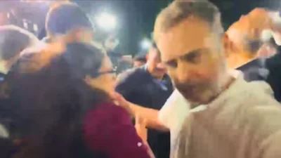 ‘ইন্ডিয়া’ জোটের বিক্ষোভ চলাকালে রাহুল গান্ধী (সংগৃহীত ছবি)