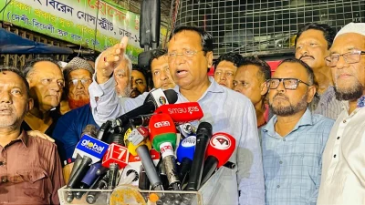 পুরান ঢাকার চকবাজারের ছোট কাটারায় অগ্নিকাণ্ডের খবর পেয়ে দুর্ঘটনাস্থল পরিদর্শন করেছেন ঢাকা দক্ষিণ সিটি করপোরেশনের (ডিএসসিসি) প্রশাসক বীর মুক্তিযোদ্ধা মো. আবদুস সালাম
