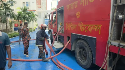 আগুন নেভাতে বেগ পেতে হচ্ছে ফায়ার ফাইটারদের
