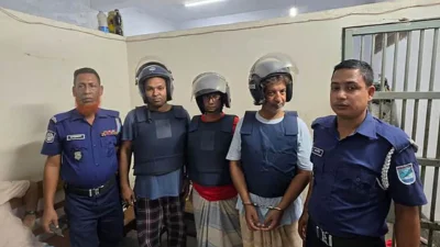 নারায়ণগঞ্জ সিটি করপোরেশনের সাবেক মেয়র সেলিনা হায়াৎ আইভীর আইনজীবী জিয়াউল ইসলামসহ তিন জনকে সন্ত্রাসবিরোধী আইনের একটি মামলায় গ্রেফতার দেখয়েছে পুলিশ