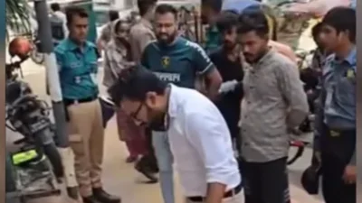 মারধরের ঘটনার পাশেই দাঁড়িয়ে ছিলেন পুলিশ কর্মকর্তা
