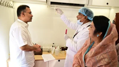 নিরাপদ খাদ্য পরীক্ষার জন্য স্থাপিত ভ্রাম্যমাণ পরীক্ষাগার (মোবাইল ল্যাবরেটরি ভ্যান) পরিদর্শন করেছেন প্রধানমন্ত্রী তারেক রহমান