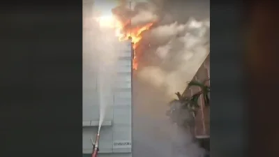 আগুন নিয়ন্ত্রণে আনতে হিমশিম খাচ্ছে ফায়ার সার্ভিস। ছবি: ভিডিও থেকে নেওয়া