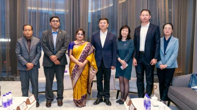 কুনমিংয়ে ইউনান প্রাদেশিক বাণিজ্য বিভাগের মহাপরিচালক লি চাওওয়েইয়ের সঙ্গে তার দফতরে বৈঠক করেন বাংলাদেশের কনসাল জেনারেল শাহানাজ রানু
