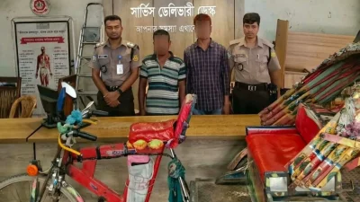 অটোরিকশাসহ গ্রেফতারকৃত ছিনতাইকারীরা