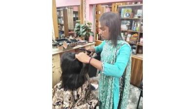 পার্লারে কর্মরত একজন হিজড়া