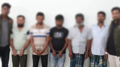 আন্তঃজেলা ডাকাত দলের পাঁচ সদস্যকে গ্রেফতার করেছে ডিবি (পুলিশের দেওয়া ছবি)