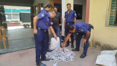 লালন আখড়াবাড়ির মেলার মাঠ থেকে প্রায় দুই হাজার পিস গাঁজা সেবনের সরঞ্জাম (কলকে) জব্দ করেছে কুমারখালী থানা পুলিশ