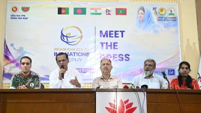 সংবাদ সম্মেলনে কথা বলছেন সালাউদ্দিন আহম্মেদ।