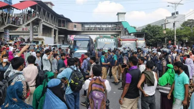 উত্তরায় দ্বিতীয় দি‌নের ম‌তো পোশাকশ্রমিকদের সড়‌কে অবস্থান (ছবি: আবির আহমেদ সুপ্ত)