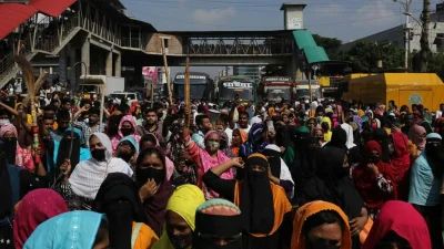উত্তরায় পোশাক শ্রমিকদের সড়ক অবরোধ (ছবি: নাসিরুল ইসলাম)