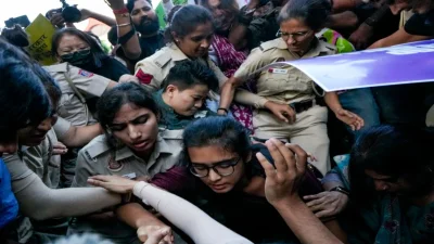 সিইসি জ্ঞানেশ কুমারের বিরুদ্ধে আয়োজিত এক বিক্ষোভের সময় পুলিশ নেহা বোরাকে আটক করে নিয়ে যাচ্ছে। ছবি: পিটিআই