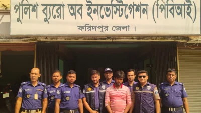 পিবিআই কর্মকর্তাদের সঙ্গে গ্রেফতার আসামি মুরাদ শেখ
