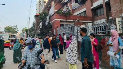 রাজধানীর মতিঝিল আইডিয়াল স্কুল অ্যান্ড কলেজের বনশ্রী শাখায় পরীক্ষা (ছবি: বাংলা ট্রিবিউন)
