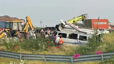 সংঘর্ষের তীব্রতায় গাড়ির সামনের অংশ মারাত্মকভাবে ক্ষতিগ্রস্ত হয়। ছবি:  হিন্দুস্তান টাইমস