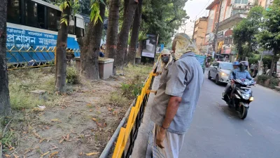 সড়কের পাশের প্রাচীরে চলছে রঙয়ের কাজ
