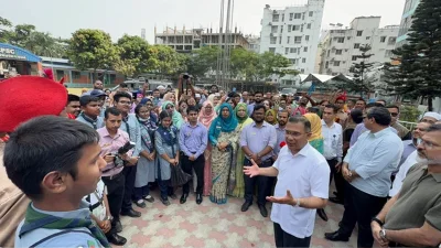 কলেজ পরিদরর্শনকালে শিক্ষার্থীদের সঙ্গে কথা বলেন প্রধানমন্ত্রী তারেক রহমান। ছবি: পিএমও