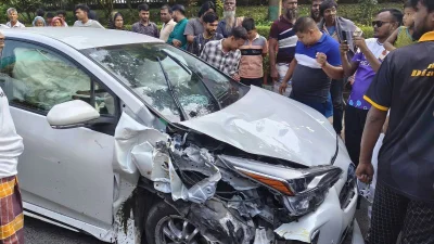 ধাক্কা দেওয়া প্রাইভেটকার