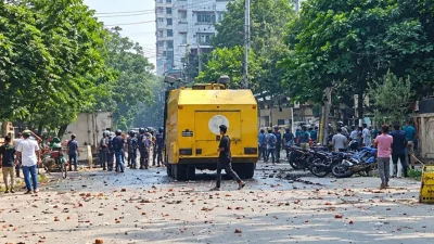 উত্তরায় পোশাক শ্রমিকদের সঙ্গে পুলিশের সংঘর্ষ