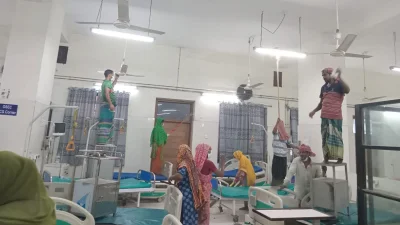 রোগীদের সরিয়ে চলে পরিষ্কার-পরিচ্ছন্নতার কাজ। ছবি: বাংলা ট্রিবিউন