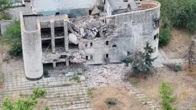 ১২ সেপ্টেম্বর প্রকাশিত একটি ড্রোন ভিডিও থেকে নেওয়া স্থিরচিত্রে ইউক্রেনের খেরসন অঞ্চলের ওলেশকি শহরে একটি ধ্বংসপ্রাপ্ত ভবন। ছবি: রয়টার্স