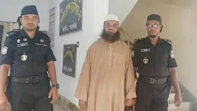 সাতক্ষীরার দেবহাটায় ওয়াহিদুজ্জামান শামীমকে পিটিয়ে হত্যা মামলার প্রধান আসামি ফজলুল হক আমিনীকে গ্রেফতার করেছে পুলিশ।