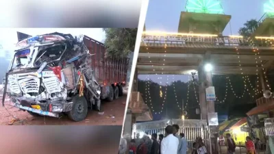 পুলিশি ব্যারিকেড ভেঙে নিয়ন্ত্রণ হারিয়ে মন্দিরের বাইরের দেয়াল ও ফটকে ধাক্কা দেয় ধানবোঝাই ট্রাকটি। ছবি: ইন্ডিয়া টুডে