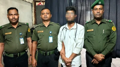 আনসার সদস্যদের হাতে আটক ভুয়া চিকিৎসক
