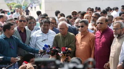 সাংবাদিকদের সঙ্গে কথা বলছেন বিএনপির ভারপ্রাপ্ত মহাসচিব রুহুল কবির রিজভী