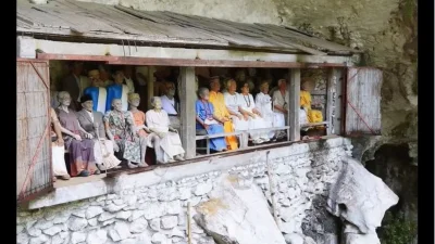ইন্দোনেশিয়ার সুলাওয়েসি দ্বীপের তোরাজা জনগোষ্ঠীর মানুষ এভাবেই মৃত স্বজনদের কবর থেকে তুলে সাজান (ছবি: সংগৃহীত)